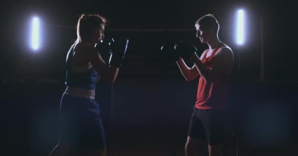Treningskvinne bokseboksing fokushansker med intens treningskamerat i gymnastikk sammen sakte film – stockvideo