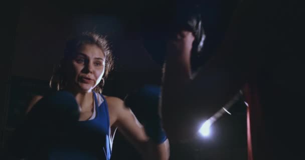 Bonito Kickboxing mulher formação perfuração foco mitts no estúdio de fitness força feroz ajuste corpo kickboxer série — Vídeo de Stock