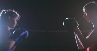 kick boks şampiyonu kadın atlet kickboks Koç eğitim boks boks odak eldiveni birlikte spor olarak yoğun egzersiz çalışma zevk yakın çekim kadın arkadaş