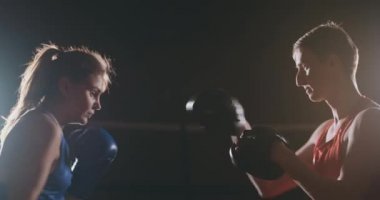 yoğun zevk fitness kadın atlet boks boks odak eldiveni kadın savaşçı eğitim arkadaş spor salonunda egzersiz birlikte yavaş egzersiz
