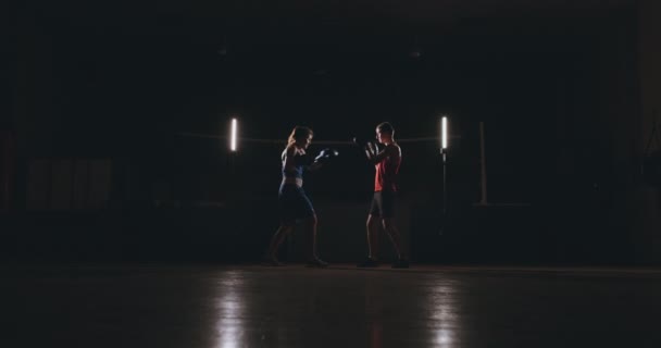 Fitness žena sportovec boxu děrování zaměření palčáky těší intenzivní cvičení školení přítel v tělocvičně cvičení dohromady zpomalené ženské bojovník — Stock video