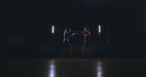 Mulher soca o foco Mitts no ginásio de boxe — Vídeo de Stock