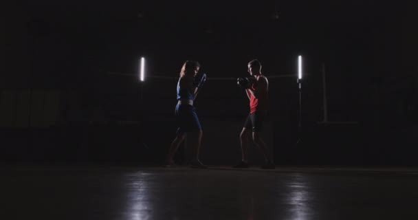 Femme frappe les mitaines de mise au point dans le gymnase de boxe — Video