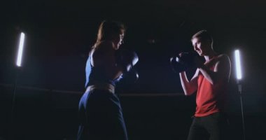 yoğun zevk fitness kadın atlet boks boks odak eldiveni kadın savaşçı eğitim arkadaş spor salonunda egzersiz birlikte yavaş egzersiz