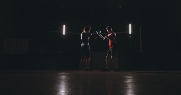 Γυναίκα γροθιές την εστίαση γαντοποιίας στο γυμναστήριο πυγμαχίας — Αρχείο Βίντεο