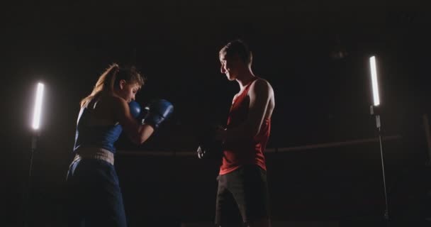 Fitness kobieta lekkoatletka boks dziurkowania fokus rękawiczki ciesząc się intensywne ćwiczenia kobiet zawodnikiem szkolenia przyjaciela w siłowni treningu razem zwolnionym tempie — Wideo stockowe