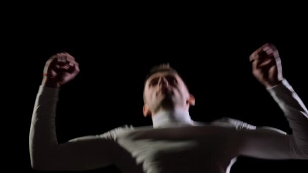 Sauter gymnaste hommes sur un fond noir sur un trampoline. Liberté et vol 