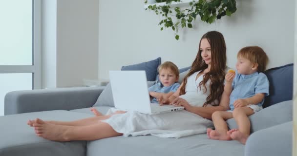 Felice madre di famiglia, figlio bambino giocare computer portatile a casa — Video Stock