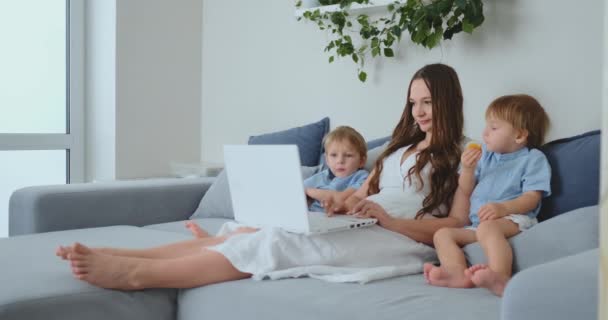 Šťastná rodina Matka, dítě a syn hrát přenosný počítač doma