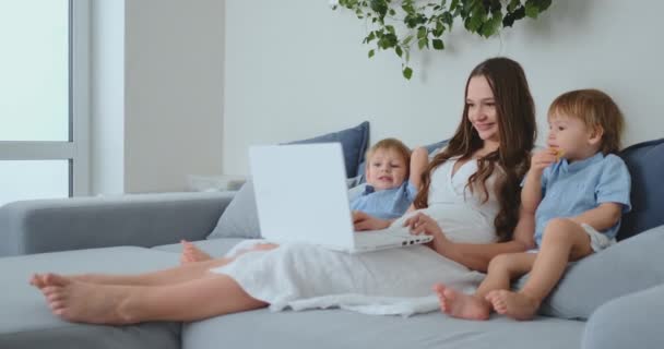 Ευτυχισμένη οικογένεια μητέρα, γιος του παιδιού παίζουν φορητό υπολογιστή στο σπίτι — Αρχείο Βίντεο
