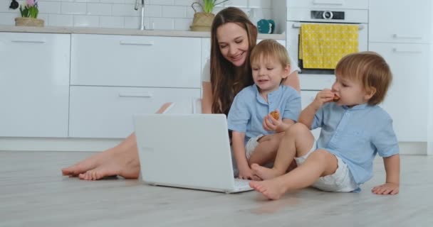 Progresywne młoda matka z dwójką dzieci młodych rozmawia z ojcem za pośrednictwem komunikacji wideo. Nowoczesna technologia jest młodej rodziny. — Wideo stockowe