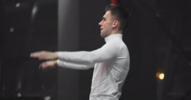 Adam trambolin üzerinde geri düşer ve kamera onunla düşüyor. Uçuş ve özgürlük.