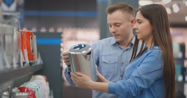 Hervidor eléctrico para la cocina. una pareja elige un hervidor adecuado para el diseño de su cocina — Vídeos de Stock