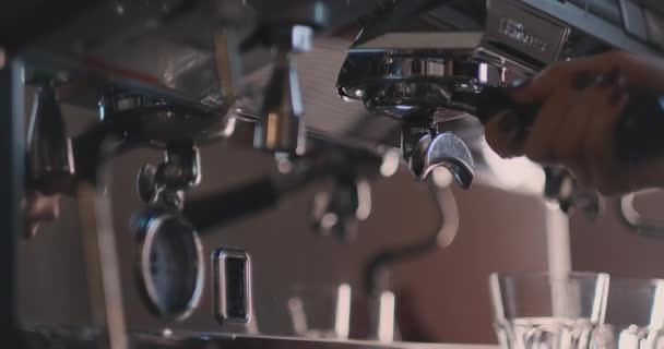 Close-up van een machine koffie maken van een hete Italiaanse espresso — Stockvideo