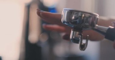 Tamping taze kahve ile çekilmiş kahve yapma. Yakın çekim. Başından sonuna kadar kahve. Taze konularındaki kahve zemin. Profesyonel barista.