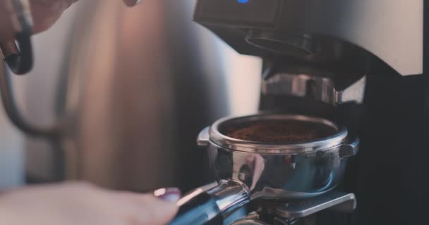 Kaffe maskin. Morgon drink. Beredning av espresso. — Stockvideo