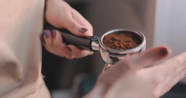 Att göra kaffe med Tamping nybryggt kaffe. Närbild. Att göra kaffe från början till slut. Stampande färsk malet kaffe. Professionell barista. — Stockvideo