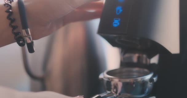 Sadece düğmeye bas. Taze çekilmiş kahve portafilter. Barista kahve kahve makinesi kullanarak fasulye çektirmek. Toz haline kavrulmuş fasulye öğütme kahve öğütücü. Barista espresso café'yapar.. — Stok video