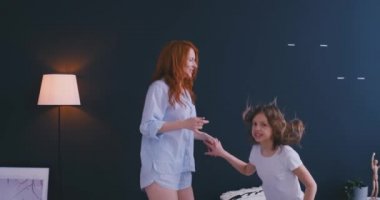 Mutlu anne ve kızı çocuk Oda atlama