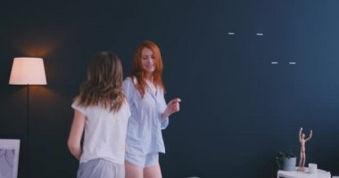 Anne ve kızı yatakta, mutluluk, neşeli atlama
