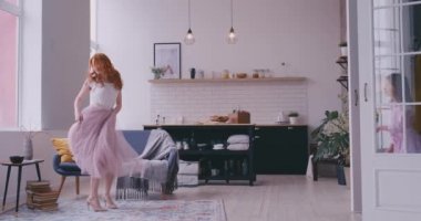 Anne kızıyla odada dans ediyor.