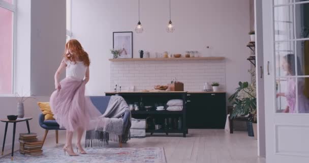 Ibu menari dengan anak perempuan di dalam ruangan — Stok Video