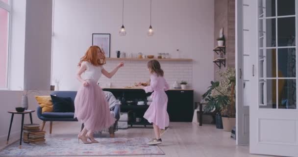 Moeder dansen met dochter in de kamer — Stockvideo