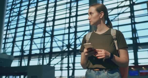 Femme voyageuse à l'aéroport regardant le tableau de bord-départs à la recherche de votre vol — Video