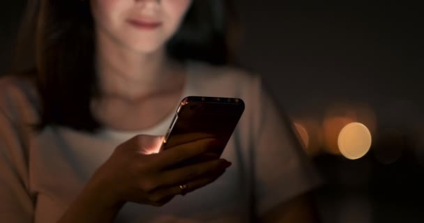 Młoda kobieta w nocy w mieście wzywa taksówkę za pośrednictwem smartfona — Wideo stockowe