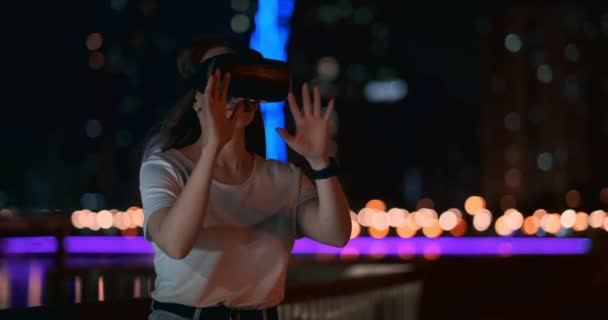 Fiatal lány virtuális valóság szemüveg egy nagy metropolisz — Stock videók