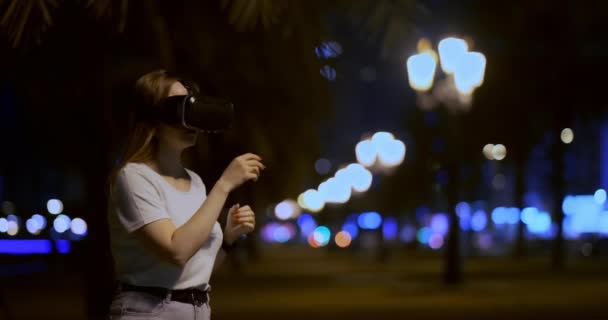 Νεαρό κορίτσι με γυαλιά εικονικής πραγματικότητας σε μια μεγάλη μητρόπολη — Αρχείο Βίντεο