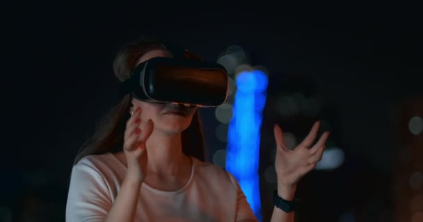 Jovem em óculos de realidade virtual em uma grande metrópole — Vídeo de Stock