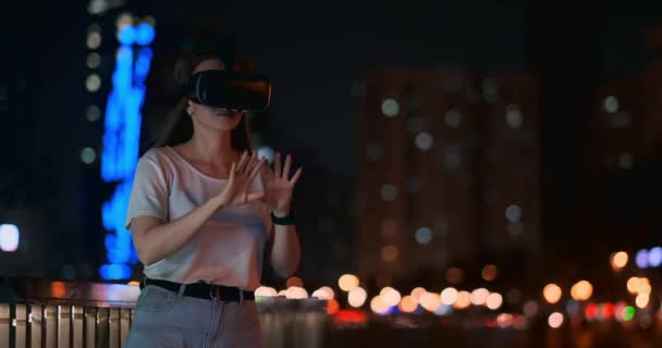Νεαρό κορίτσι με γυαλιά εικονικής πραγματικότητας σε μια μεγάλη μητρόπολη — Αρχείο Βίντεο