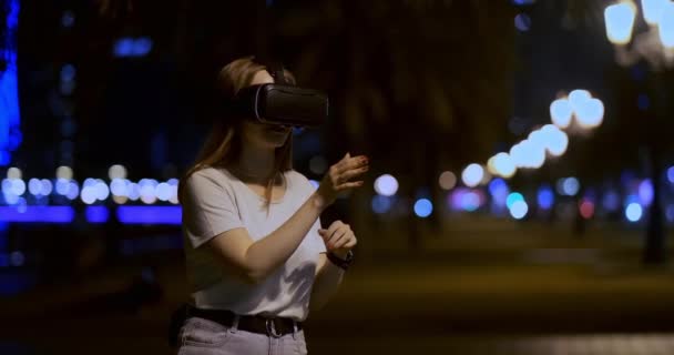 Jong meisje in virtual reality bril in een grote metropool — Stockvideo
