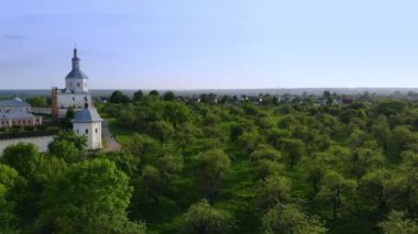 Elma bahçesi ve antik bir duvar ile kale yaz hava görünümü