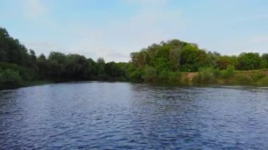 Hava - spring valley kendine yol oyma turkuaz rengi Nehri üzerinde alçaktan uçuyordu