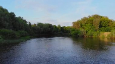 Hava - spring valley kendine yol oyma turkuaz rengi Nehri üzerinde alçaktan uçuyordu