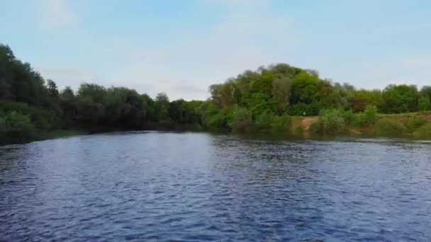Aérienne - Voler bas au-dessus de la rivière turquoise sculptant son chemin à travers la vallée du printemps 