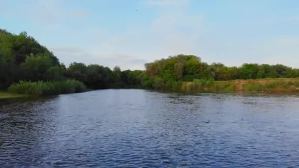 Antenne - vliegen laag boven de rivier van de turkooise kleur snijwerk zijn weg door de vallei van de lente — Stockvideo