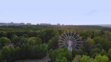 dönme dolap mavi gökyüzü arka plan üzerinde. Cityscape panoramik