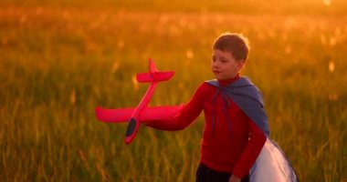 Çocuk bir pilot olarak kendini sunar ve gün batımında bir uçakla tarlaya koşar.