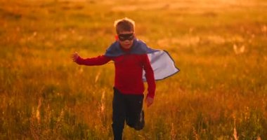 Gün batımında küçük süper kahraman çocuk fantaziler ve rüyalar.