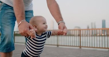 Gülümseyen sevimli bebek rıhtımda yaz aylarında ilk adımları atıyor