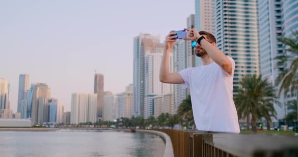 Turistický ruch, který stojí na nábřeží, je živě vysílaný ze zařízení smartphone — Stock video