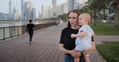 Yaz aylarında küçük bir anne bir çocuk ile gezinti boyunca yürüyüş