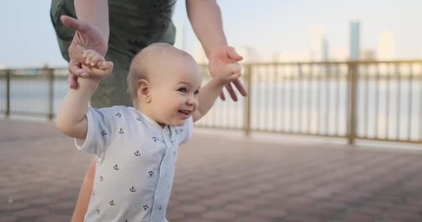Junge 1 Jahr lernt Spaziergänge, lacht und lächelt mit Oma — Stockvideo