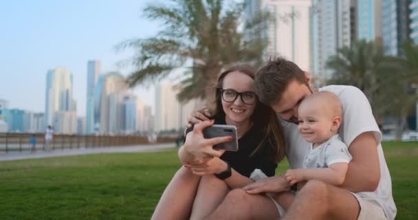 Сім'я з дитиною, роблячи відео selfie проти Ейфелева вежа — стокове відео