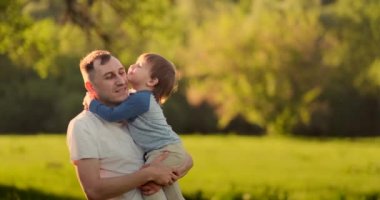Baba elleri biraz mutlu gülümseyen sevimli oğlu doğa kırsal Pov birlikte oynarken tutarak kaygısız aile hafta sonu rahatlatıcı zevk iyi zaman açık yüksek açı sahip