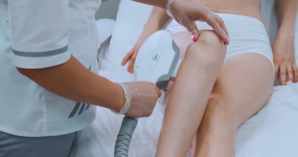 Nohy dívka na bílém pozadí. Pojetí krásy a péče o tělo. Elos depilace. Laserové odstranění kožních výrůstků. Photoepilation. — Stock video