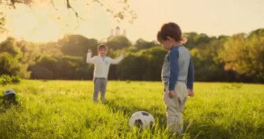 Birlikte futbol oynayan iki sevimli küçük çocuk, yaz. Çocuklar futbol açık oyun.